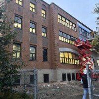 Façade en briques restaurée avec fenêtres neuves sur bâtiment scolaire à plusieurs étages